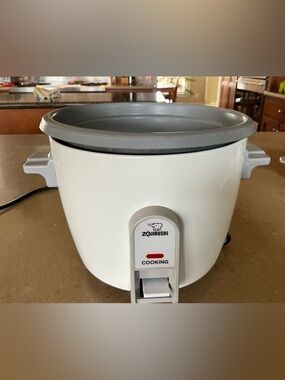 Zojirushi White Rice Cooker with Gray Lid - Reliable One-Touch Cooking